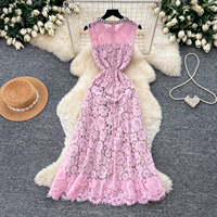 Robe longue élégante sans manches en dentelle pour femme, col orné de strass, taille ajustée, idéale pour soirée d'été, mariage ou événement formel