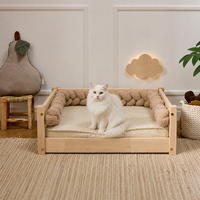 Lit pour animaux de compagnie en bois de pin naturel avec matelas moelleux et rebord tressé, vente en gros d'usine