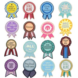 เข็มกลัดรูปตัวอักษรภาษาอังกฤษดีไซน์เรียบง่ายทันสมัย สีสันสดใส ตกแต่งด้วยโลหะผสมเคลือบน้ำมัน รูปดอกไม้ประดับหน้าอก - Product Image 5