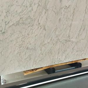 แผ่นหินธรรมชาติขนาดใหญ่สำหรับตกแต่งผนังอาคารสมัยใหม่ กระเบื้องหินอ่อนสีขาวหยกหรูหราสำหรับปูพื้นห้องนั่งเล่น - Product Image 2