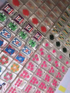Ensemble de tuiles de mahjong américain de luxe léger en acrylique, 160 pièces, thème Année du Cheval, avec cartes Joker universelles - Product Image 1