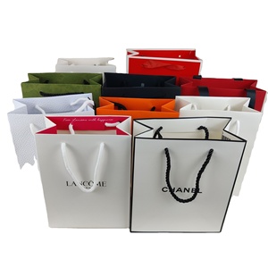 Sac cadeau en carton ivoire de grande marque pour rouge à lèvres et parfum, sac en papier cosmétique de gros avec rouge à lèvres, emballage cosmétique haut de gamme - Product Image 1
