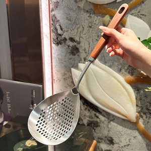 Cuillère passoire en acier inoxydable 304 avec manche en bois anti-brûlure, pour nouilles, cuisine, friture, fondue et épices, à manche allongé - Product Image 2