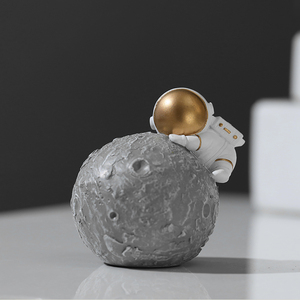 Mini figurine d'astronaute en résine, modèle de cosmonaute, sculpture décorative, <span class=keywords><strong>art</strong></span> de bureau à domicile, accent science-fiction - Product Image 1