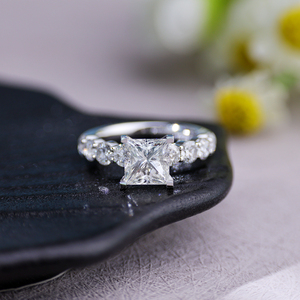 แหวนแต่งงานเพชรทรงปรินเซสคัท 2 กะรัต คุณภาพสูง ผลิตตามสั่ง พร้อมใบรับรอง IGI เพชรเพาะเลี้ยง ตัวเรือนทองคำแท้ 14K สำหรับการสั่งซื้อแบบด่วน - Product Image 1