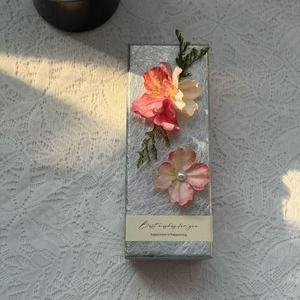 Scatola Regalo Rigida di Lusso con Decorazioni Floreali Essiccate, Stile Old Money, Scatola per Bomboniere Matrimonio con Coperchio e Base - Product Image 3