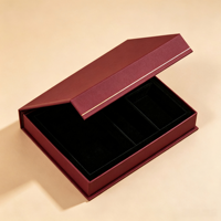 Boîte à bijoux magnétique à couvercle rabattable personnalisée en bordeaux avec insert en velours