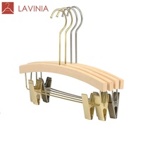 Cintre de pantalons en bois Lavinia, fait main, avec des crochets dorés, clip de suspension, pour magasin de vêtements