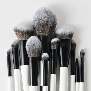 Ensemble de 12 pinceaux de maquillage HeXue noir et blanc à double tête avec logo personnalisé, manches en bois, poils en fibres synthétiques pour application visage - Product Image 5