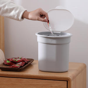 ถังขยะตั้งโต๊ะทรงกระบอกสีขาวพร้อมฝาปิดแบบพลิกสำหรับใช้ในบ้าน สำนักงาน หอพัก น้ำหนัก 0.3 กก. 6101 - Product Image 5