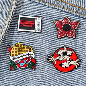 Nuevo estilo de broche de aleación con diseño de Venus Flytrap King Flower, insignia de metal galvanizado, accesorio de pin inspirado en series de TV americanas - Product Image 3