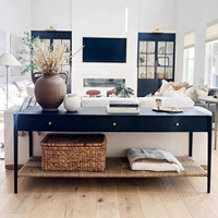 Table console moderne en chêne noir, style luxe discret, avec étagère en rotin tressé, pour entrée, couloir, hall d'entrée, maison moderne