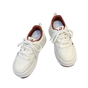 Zapatillas blancas de suela gruesa y suave, estilo casual, diseño ancho, versátiles, ligeras, que aumentan la altura, a la moda. - Product Image 1