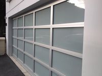 9x8 9x7 16x7 Porte de garage sectionnelle moderne à panneau de verre trempé en aluminium pleine vue Prix Porte de garage en plexiglas