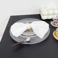 Assiettes de charge en plastique de 13 pouces en acrylique transparent rond pour décoration de table de mariage Assiettes de charge transparentes pour décoration de fête et d'événement