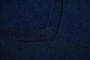 Pull en maille bleu roi à col en V pour homme, style décontracté chic avec épaulettes, manches longues - Product Image 3