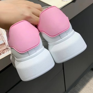 Zapatillas deportivas transpirables de malla blanca con cordones, ligeras, unisex, de superficie brillante, originales, de lujo, con suela gruesa para hombre - Product Image 2