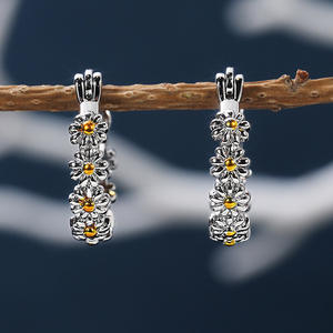 أقراط نسائية من الفضة من CAOSHI, أقراط نسائية من الفضة بتصميم كوري على شكل زهرة الأقحوان الصغيرة يوميًا - Product Image 4