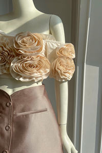 Vente en gros d'ensemble moderne 2 pièces pour femmes, haut à épaules dénudées avec broderie florale 3D, short taille haute, style Coshe Alice, fabriqué en tissu doux - Product Image 6