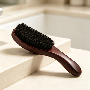 Spazzola per Barba con Manico Lungo in Setole di Cinghiale, Spazzola in Legno Marrone Rosso per la Cura della Barba, Spazzola per Modellare e Stilizzare i Peli del Viso Maschili - Product Image 1