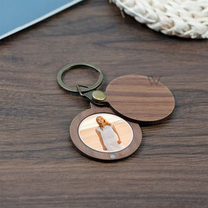Porte-clés rond magnétique en bois avec photo, idéal pour transporter des photos créatives, cadeaux de vacances et d'anniversaire - Product Image 1