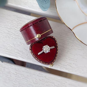 Anello da Donna F1546 in Oro Bianco con Diamante Taglio Brillante Rotondo Naturale Colore D, Anello di Fidanzamento con Diamanti Laterali - Product Image 4