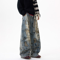 Jeans pour hommes en denim délavé, coupe Scimitar à jambe large, brodés, effet usé