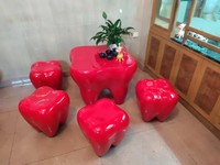 Ensemble de meubles pour salle d'attente, chaise en fibre de verre en forme de dent de dessin animé pour la décoration de clinique dentaire