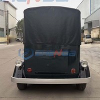 Voiture électrique vintage noire avec auvent, véhicule touristique antique longue portée pour hôtels, centres de villégiature et voyages de loisirs