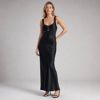 Robe longue noire en satin sur mesure pour femme, col carré, bretelles larges, coupe biais, ajustée, style minimaliste, idéale pour invitée de mariage