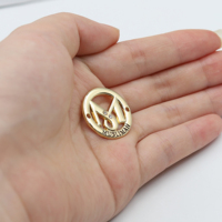 Émail doux de haute qualité logo de marque personnalisé vêtements plaque sculptée étiquette vêtements étiquette en métal étiquette en métal personnalisée