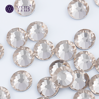 Strass réfractifs en verre légers et aériens, lavables, à dos plat, thermocollants, à 12 facettes, pour la décoration de chapeaux et la garniture de chaussures