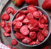 Gevriesdroogde Aardbeienplakjes Gemaakt Van Echt Fruit Knapperige En Zoete Gezonde Snack, Perfect Voor Smoothies Die Toppings Van Granen Bakken