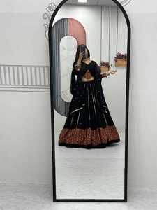 Lehenga Choli de Algodón Negro Puro Especial para Navratri con Gran Vuelo, Estampado Ajarakh y Detalles de Cinta para Fiesta, Largo hasta el Suelo para Mujer - Product Image 6