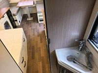 Caravane tout-terrain moderne légère et confortable pour 4 personnes, suspension indépendante, sans bois, entièrement en aluminium, remorquable par un SUV