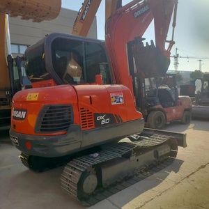Excavatrice sur chenilles Doosan DX60 d'occasion, modèle 2020, 6 tonnes, mini hydraulique avec moteur et réducteur, bon état, à vendre - Product Image 6