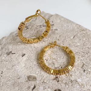 Pendientes de moda al por mayor delicados aros embrague trasero brillante latón espaciador cuentas pendiente joyería de oro para damas - Product Image 3