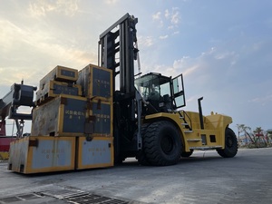 Pour 40 tonnes, avec mât à deux étages et fourche de 2400 mm de longueur, le moteur fournit une puissance et des heures de fonctionnement prolongées. Capacité de 40 tonnes - Product Image 4