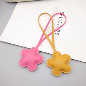 สายคล้องกระเป๋าหนัง PU แบบกำหนดเอง พร้อมจี้รูปดอกไม้สำหรับตกแต่งกระเป๋า - Product Image 3