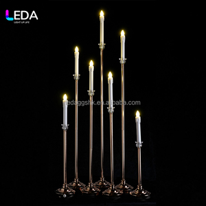 Candélabre en métal doré LEDA, porte-bougie, chandelier, centre de table de mariage, porte-bougies pour la décoration d'événements - Product Image 1