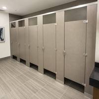 Cubículos de Baño de Resina Fenólica Resistentes a la Humedad, Personalizados para Baños Escolares