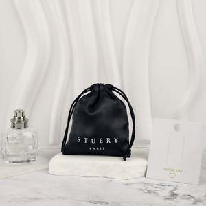 ถุงผ้าซาตินรีไซเคิลแบบกำหนดเองสำหรับเก็บวิกผมต่อผมและเครื่องประดับ พร้อมริบบิ้นปิด และถุงของขวัญพิมพ์ลายสกรีน - Product Image 1