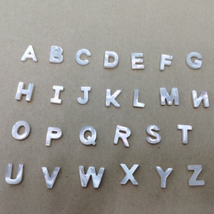 Concha de perla natural, 26 cuentas de <span class=keywords><strong>letras</strong></span> del alfabeto para fabricación de joyas, collar inicial, accesorios de pulsera - Product Image 2