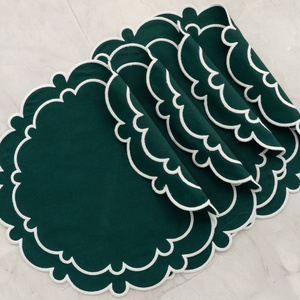 Napperons ronds festonnés en coton et lin brodés avec bordure contrastée pour les équipes de banquets d'hôtel et les tables de réception - Product Image 1