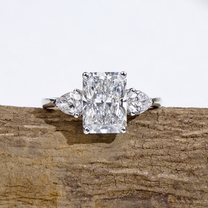 Bague de fiançailles Messi Jewelry MSR-2100 en or 18 carats avec diamant de laboratoire taille radiant - Product Image 1