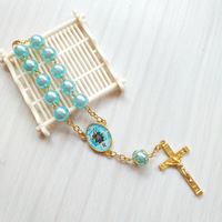 Bracelet de prière catholique en perles acryliques de couleurs assorties avec médaille d'image de saint et crucifix