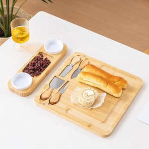 เขียงไม้สำหรับชีสพร้อมชุดมีดสแตนเลสสำหรับเสิร์ฟชีส ขนมปัง และผลไม้ - Product Image 1