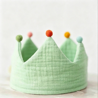 Couronne brodée en coton mousseline pour enfants avec pompons, idéale pour les anniversaires et les fêtes