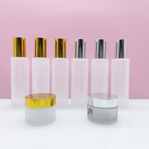 Vente en gros de flacons en verre rose givré personnalisés de 15 ml, 20 ml, 30 ml, 40 ml, 50 ml, 60 ml, 80 ml, 100 ml, 120 ml avec pompe à pression argentée ou dorée - Product Image 3