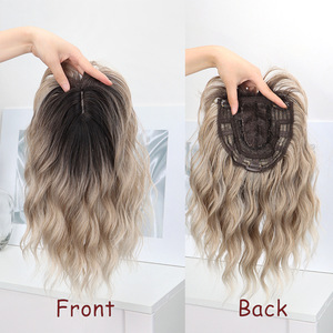 Perruque sans couture de style européen et américain, couvrant les <span class=keywords><strong>cheveux</strong></span> blancs, avec frange, <span class=keywords><strong>dégradé</strong></span> blond-brun, ondulée bouclée longue de 40 pouces, pour un effet volumineux - Product Image 4